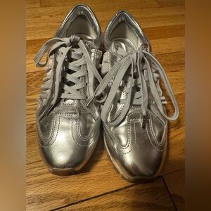 Tory Burch Sport Matte Metallic Ruffle Sneaker
Size 9